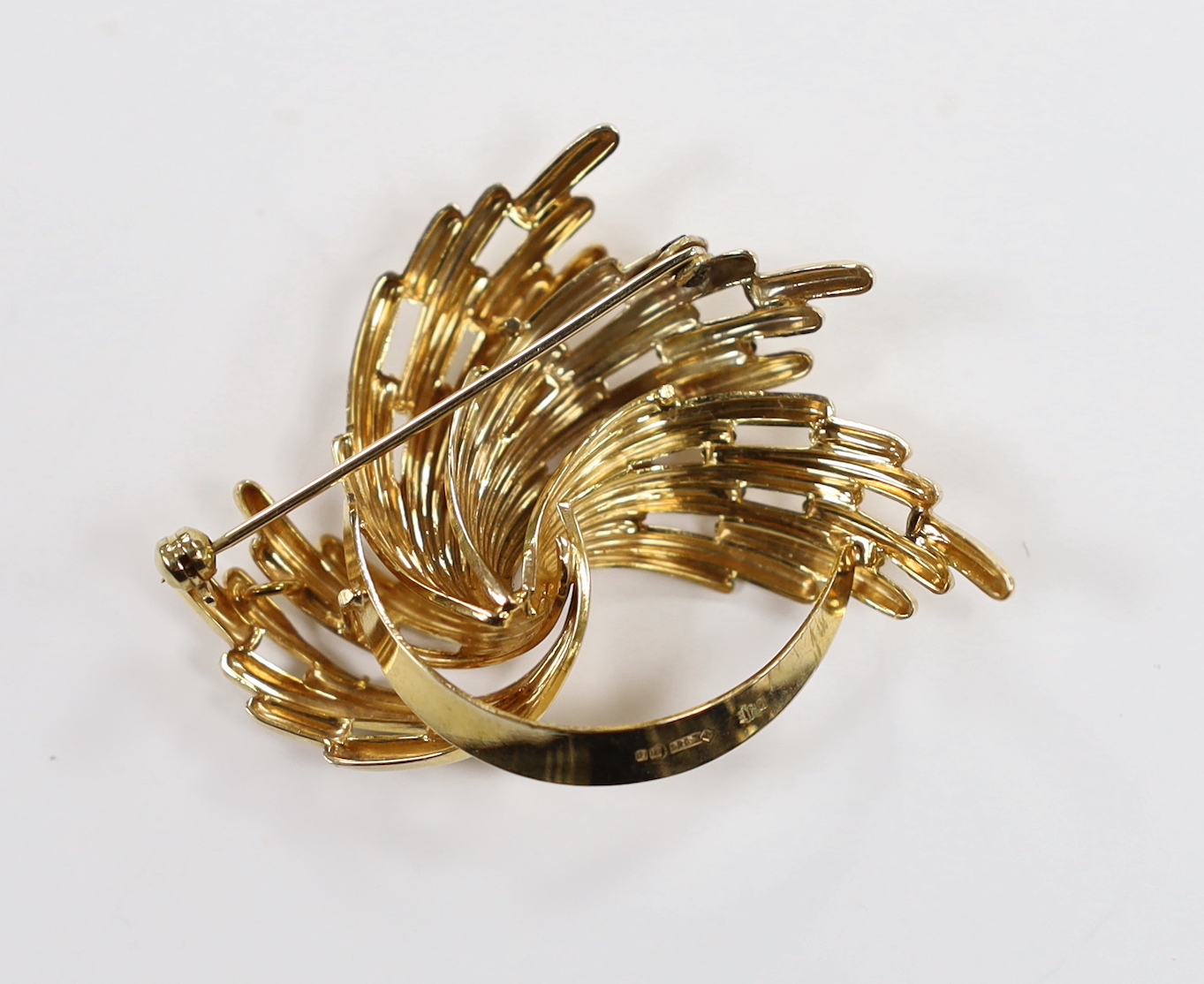 A 9ct gold foliated spray brooch, 42mm, 8.2 grams.